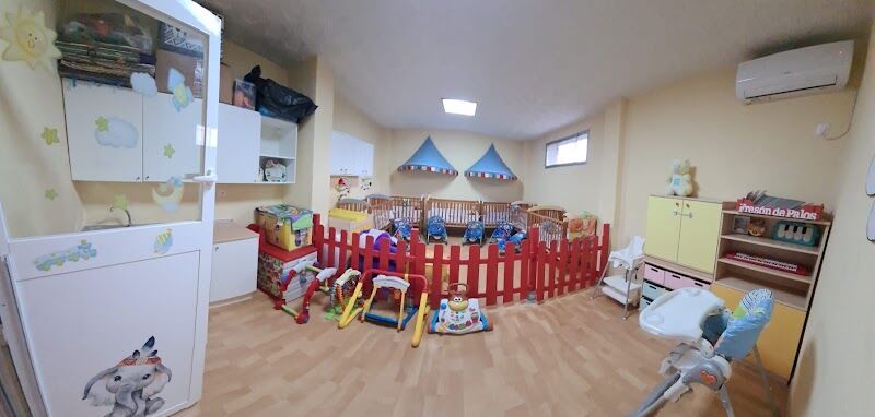 Espacio de bebés de Ohana con cunas, hamacas y juguetes