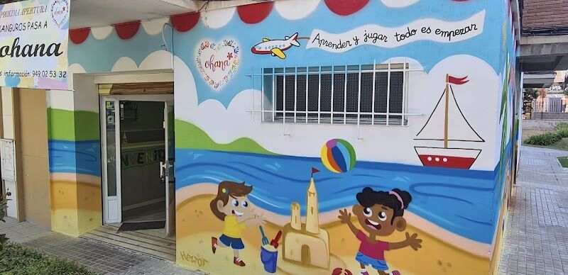 La fachada de Ohana en Guadalajara, con su mural y el lema Aprender y jugar todo es empezar